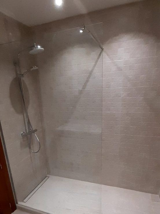 Baño después de la reforma, con ducha a ras de suelo