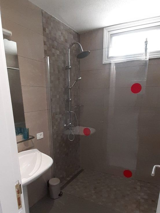 Baño después de la reforma, con ventana natural