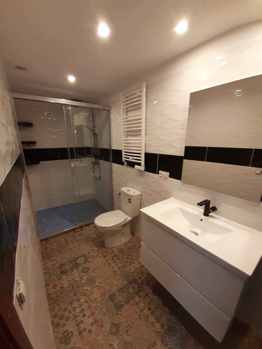 Baño después de la reforma, con suelo hidráulico