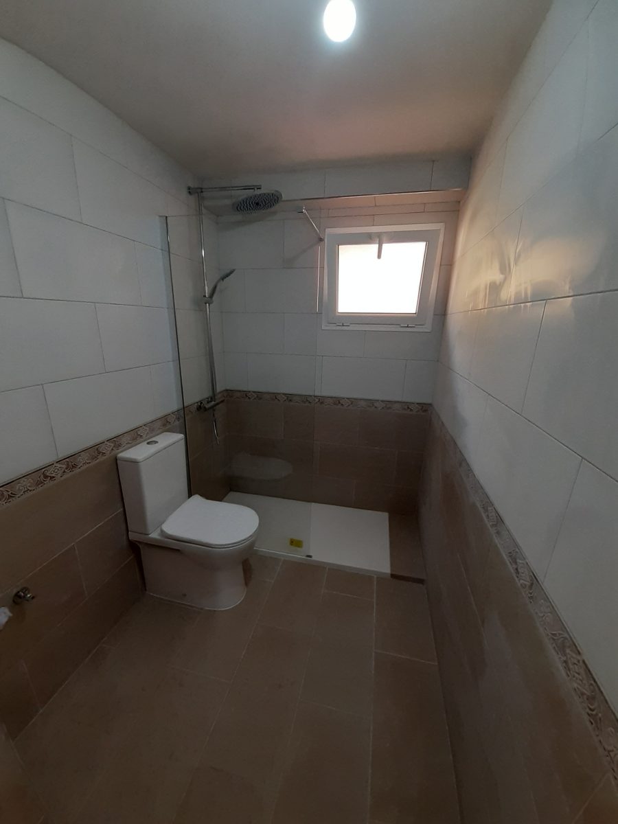 Baño después de la reforma, en tonos tierra