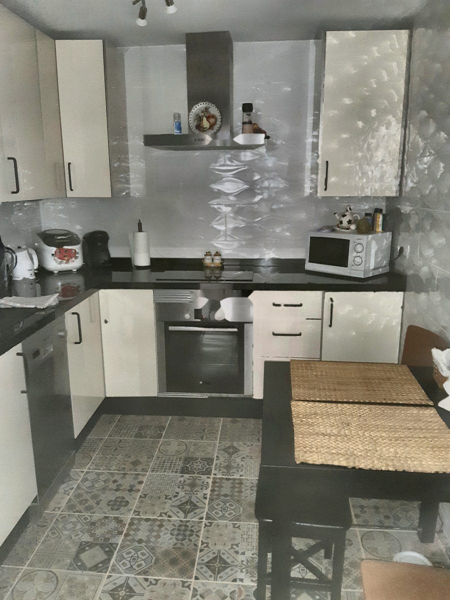 Cocina después de la reforma, con suelo hidráulico