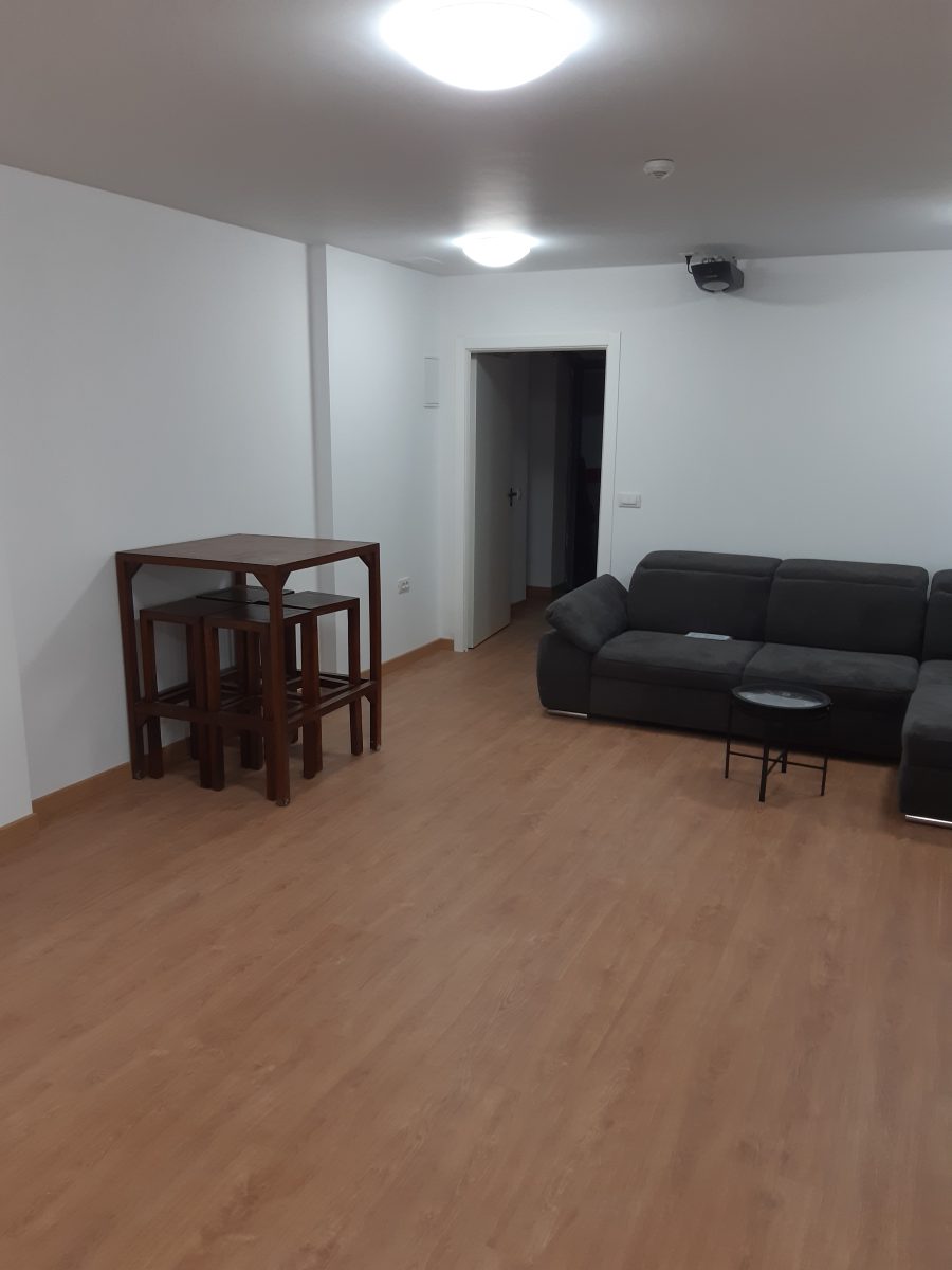 Salón después de reformar el garaje