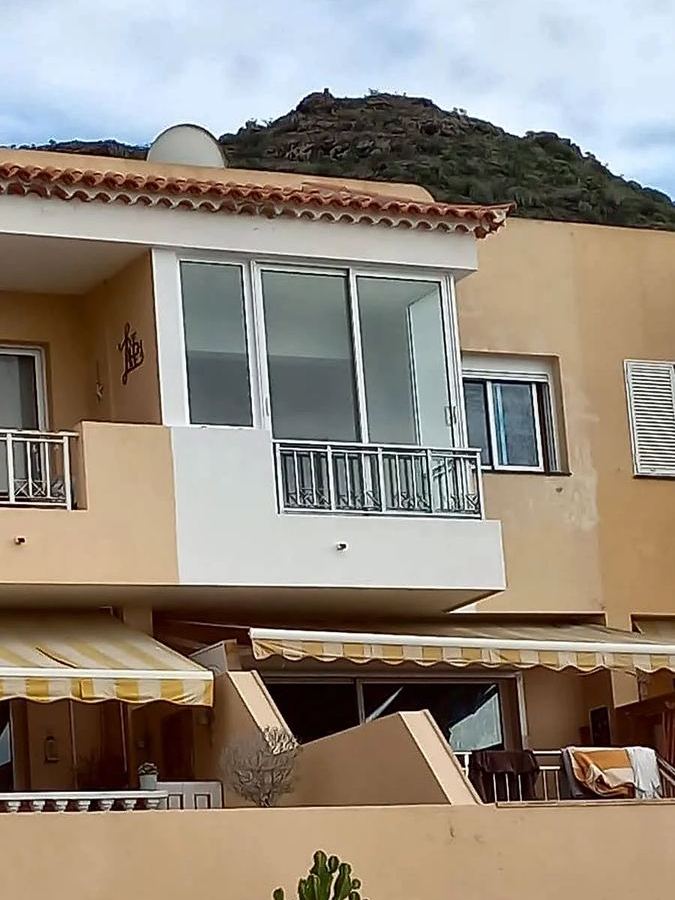 Balcón cerrado con cristaleras e integrado en la vivienda