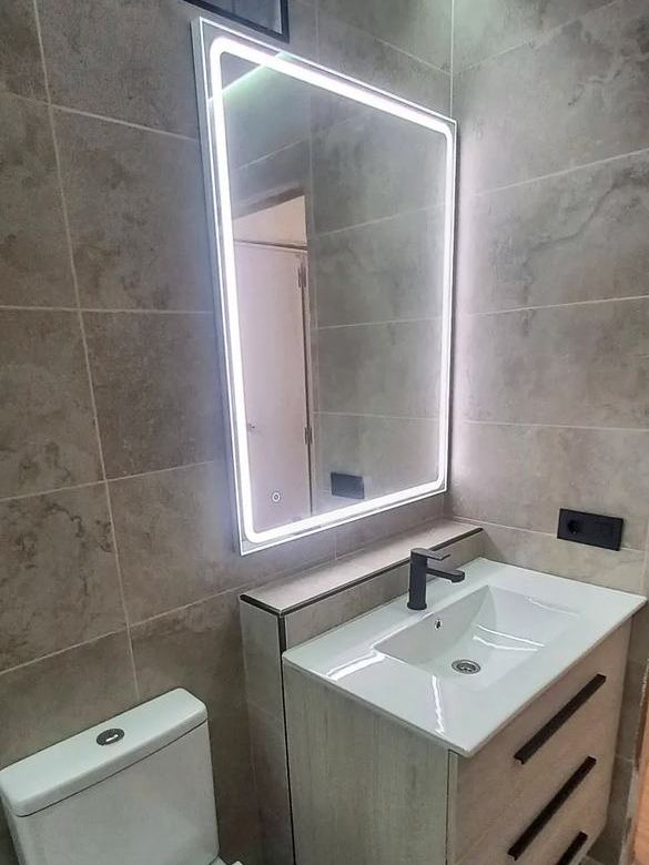 Baño terminado con mueble de lavabo y espejo con luz LED