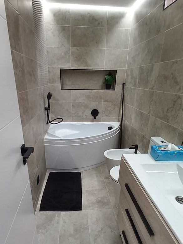 Baño terminado con bañera de esquina