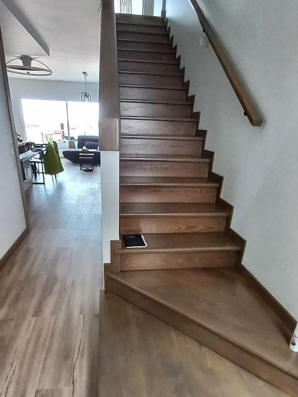 Escalera de madera terminada en el interior de una vivienda