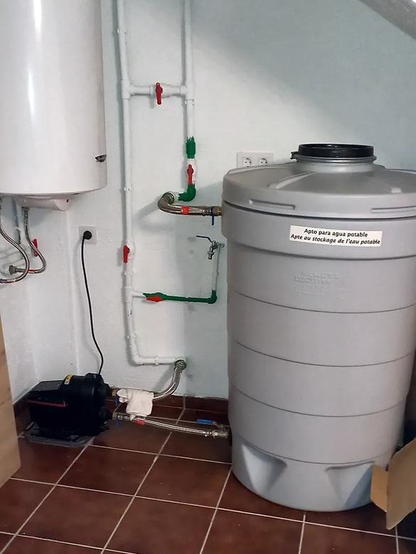 Instalación de depósito y filtro de agua terminada