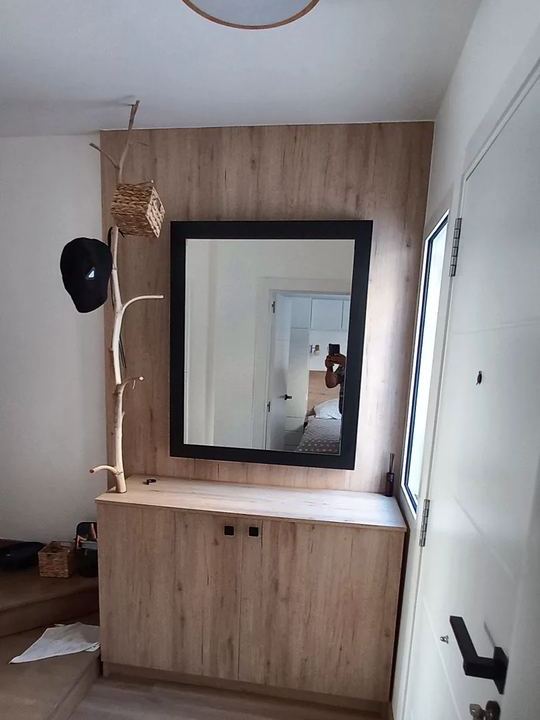 Cuadro eléctrico oculto tras un mueble a medida