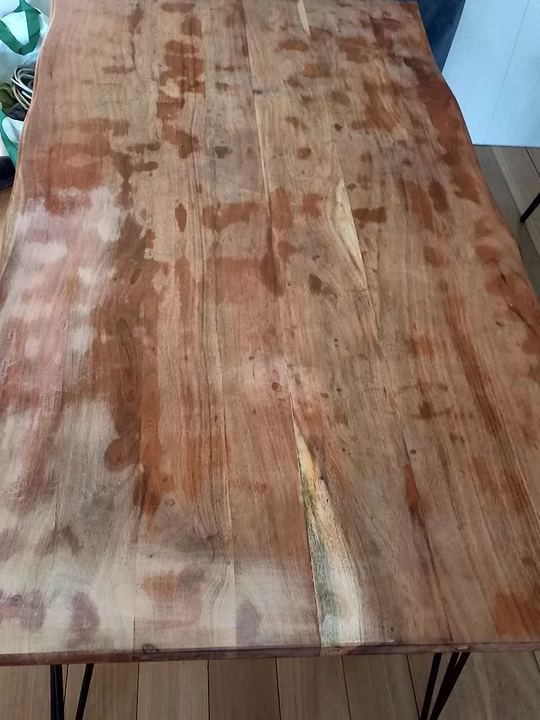 Mesa de madera maciza antes de lijar y barnizar
