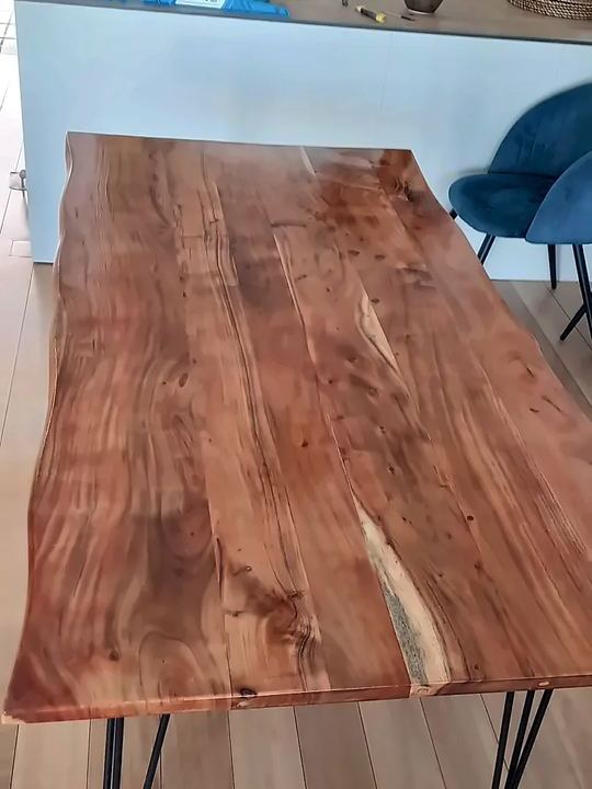 Mesa de madera maciza lijada y barnizada