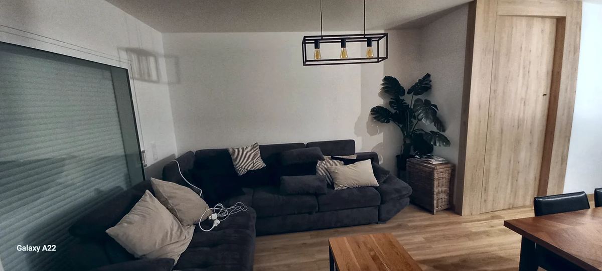 Salón en obra antes de colocar la pared de piedra