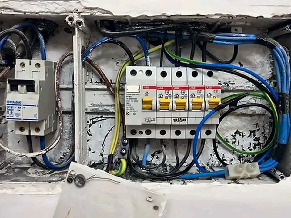Instalación de un enchufe y cableado eléctrico