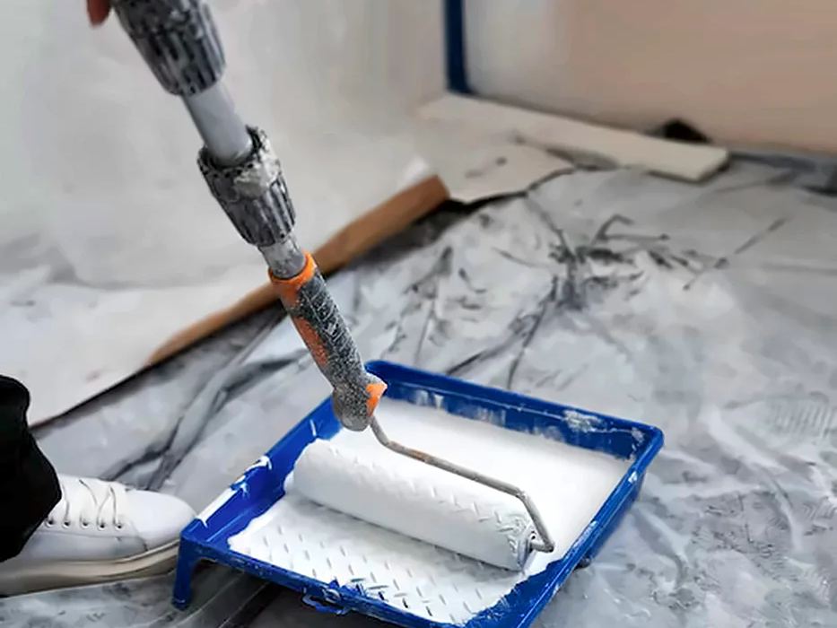 Aplicación de pintura con rodillo sobre una pared